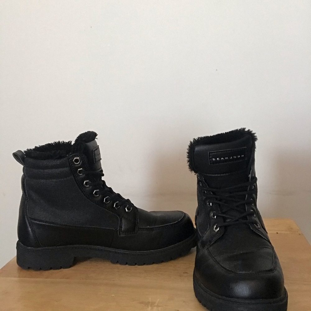 I’m selling a pair of black Sean John boots.